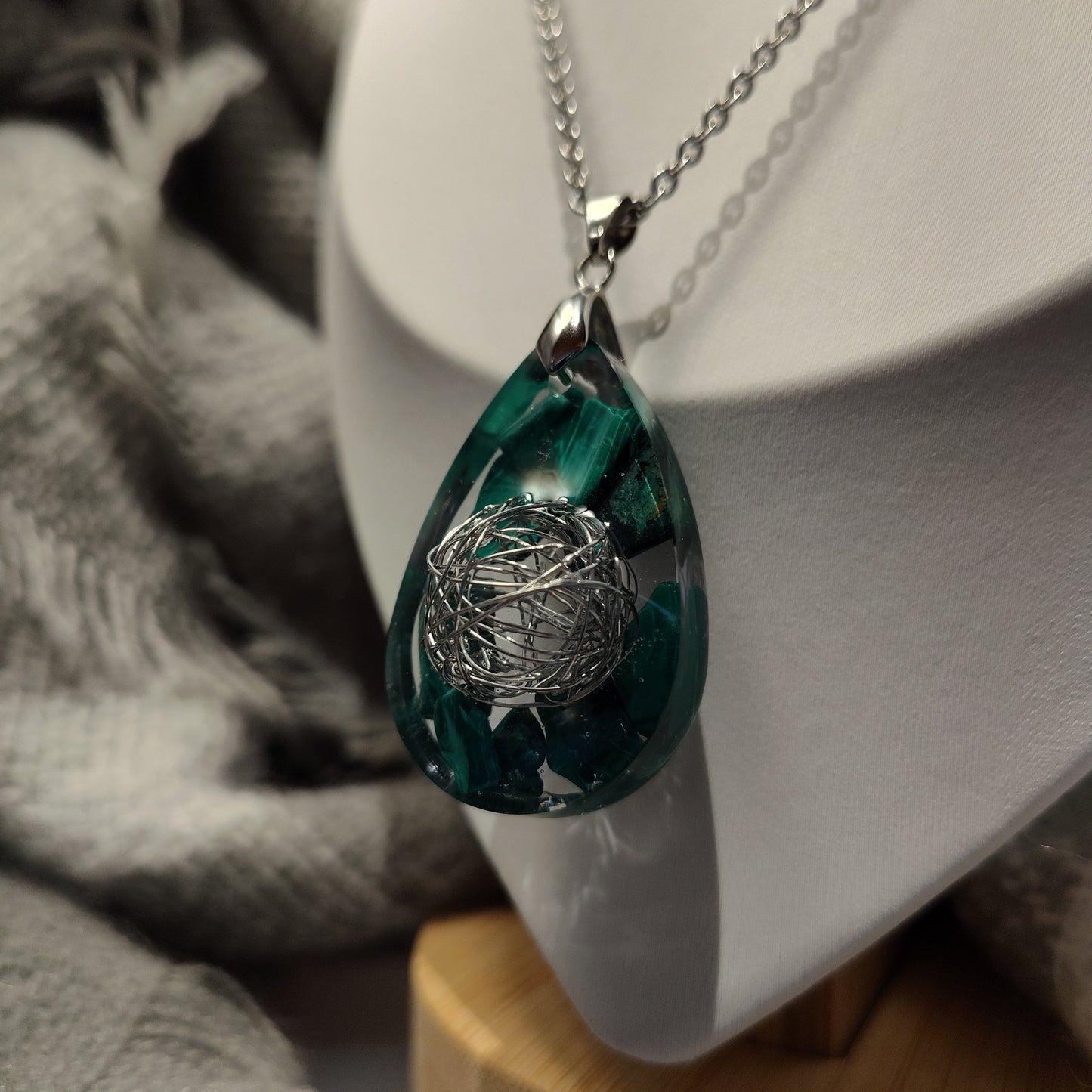 Collier pendentif malachite verte fait main, cadeau pour elle, fille ou mère, bijou Boho  pierres précieuses et résine, cadeau anniversaire.