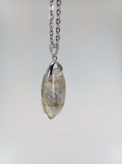 Pendentif collier de Quartz rutile en résine, Pierres semi-précieuses de Cristaux naturels, Cadeau d'anniversaire et Bijou Boho fait main.