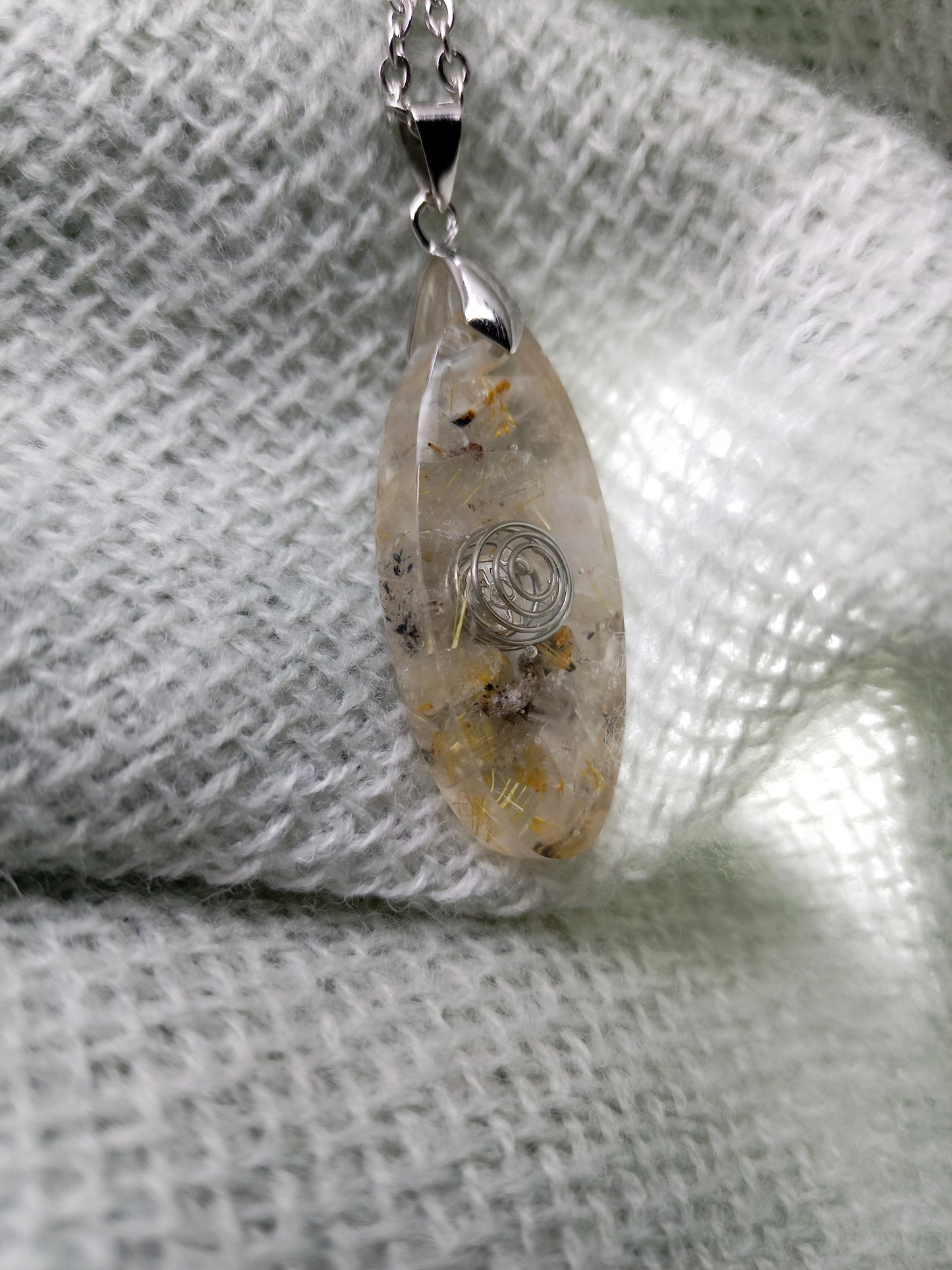 Pendentif collier de Quartz rutile en résine, Pierres semi-précieuses de Cristaux naturels, Cadeau d'anniversaire et Bijou Boho fait main.