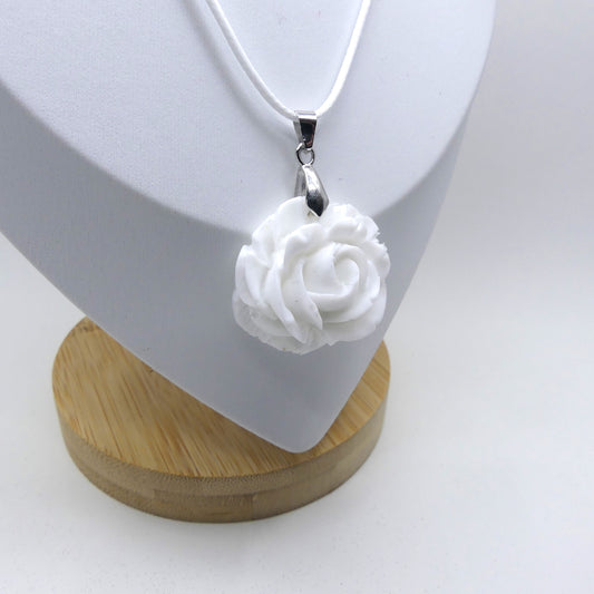 Collier pendentif blanc en forme de rose fait main. Résine style porcelaine Shabby Chic. Bijou vintage, cadeau de mariage, graduation, bal.