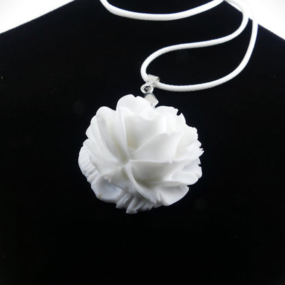 Collier pendentif blanc en forme de rose fait main. Résine style porcelaine Shabby Chic. Bijou vintage, cadeau de mariage, graduation, bal.