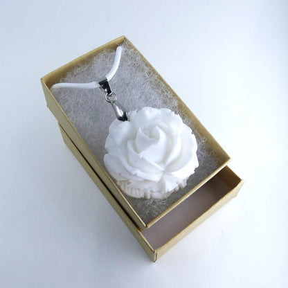 Collier pendentif blanc en forme de rose fait main. Résine style porcelaine Shabby Chic. Bijou vintage, cadeau de mariage, graduation, bal.