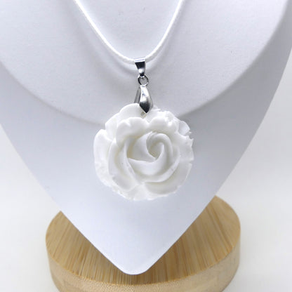 Collier pendentif blanc en forme de rose fait main. Résine style porcelaine Shabby Chic. Bijou vintage, cadeau de mariage, graduation, bal.