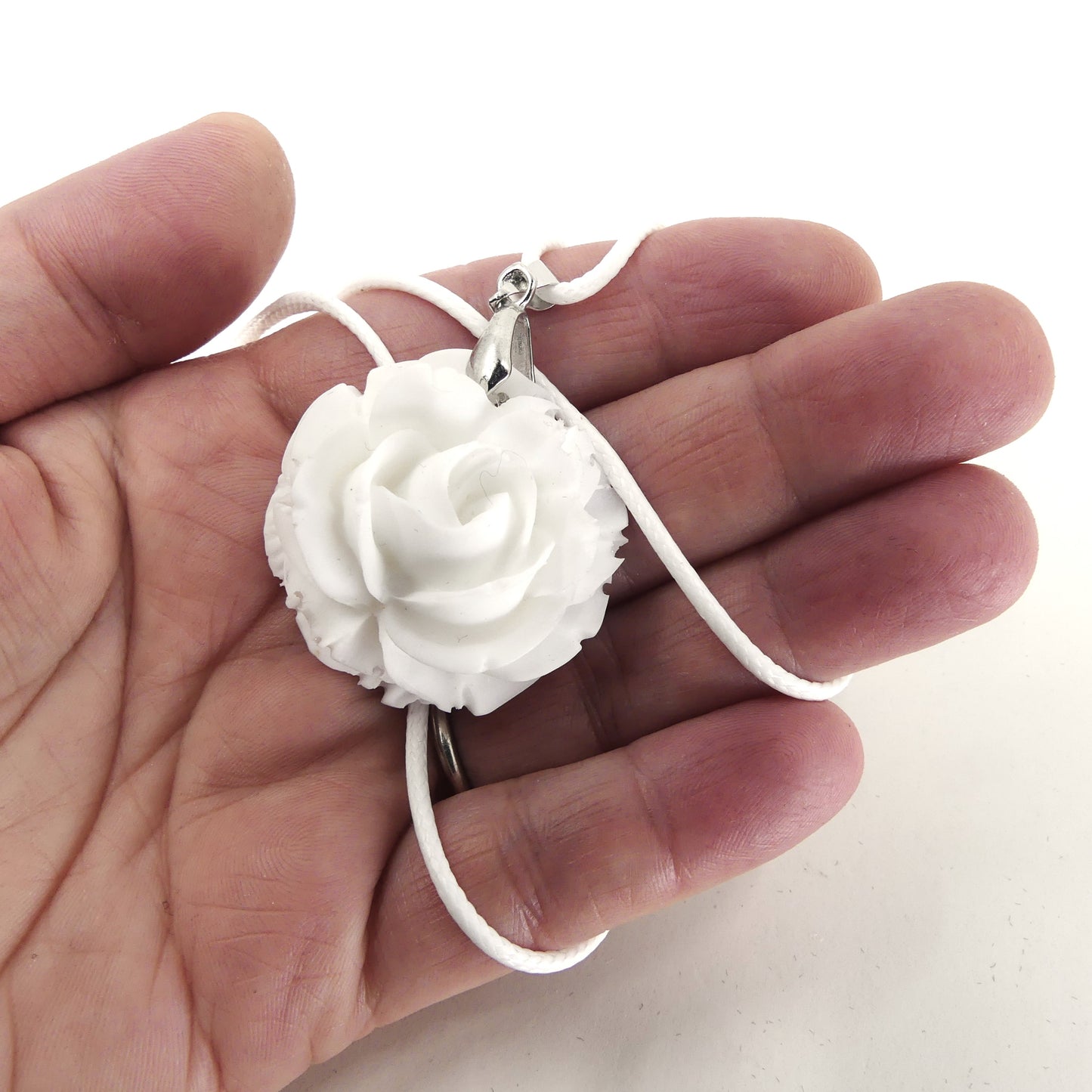 Collier pendentif blanc en forme de rose fait main. Résine style porcelaine Shabby Chic. Bijou vintage, cadeau de mariage, graduation, bal.