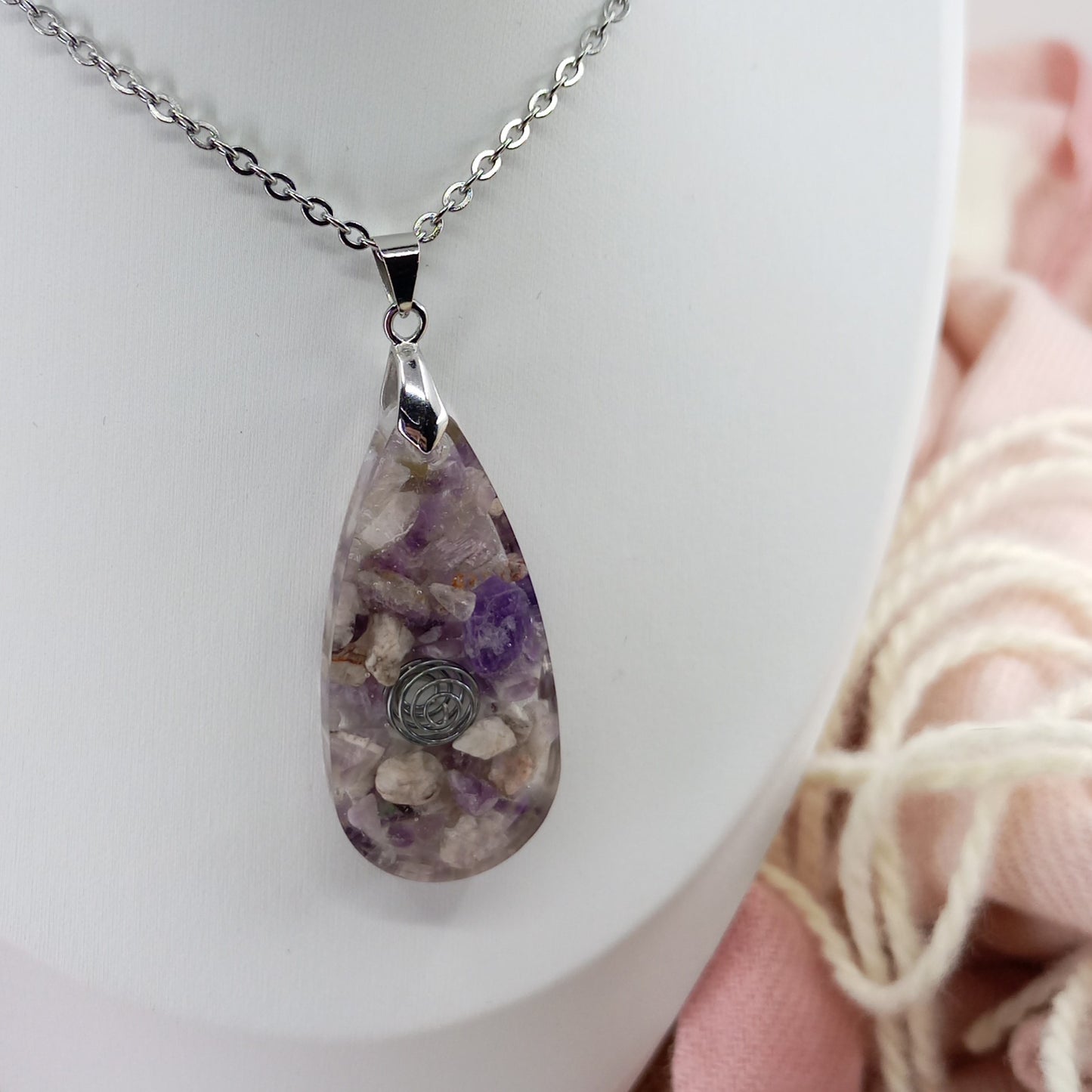 Pendentif collier d'Améthyste mauve et résine. Pierre de naissance février. Cristaux naturels. Cadeau anniversaire et Bijou Boho fait main.