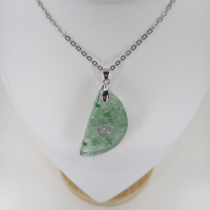 Pendentif collier d'Aventurine verte et résine. Pierre semi-précieuse de cristaux naturels. Cadeau d'anniversaire et bijou Boho fait main.