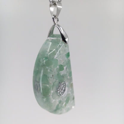 Pendentif collier d'Aventurine verte et résine. Pierre semi-précieuse de cristaux naturels. Cadeau d'anniversaire et bijou Boho fait main.