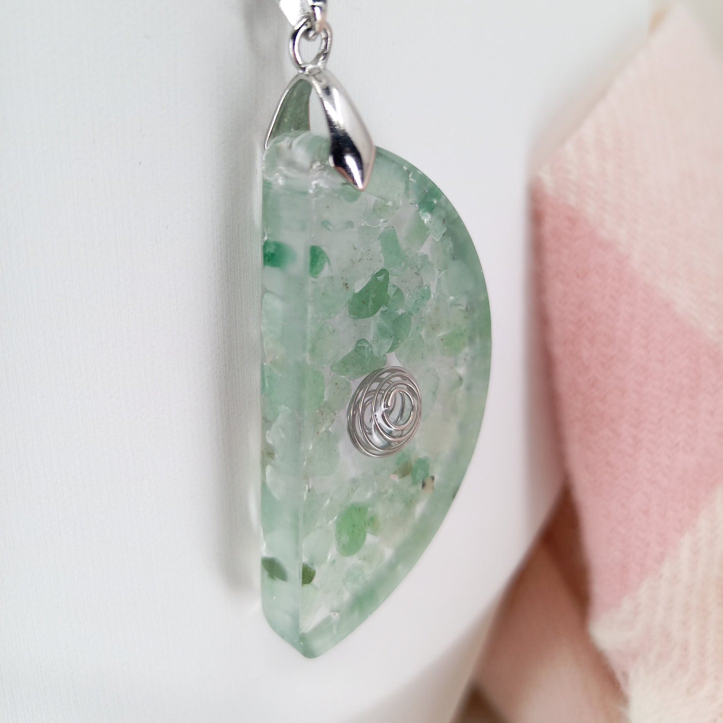 Pendentif collier d'Aventurine verte et résine. Pierre semi-précieuse de cristaux naturels. Cadeau d'anniversaire et bijou Boho fait main.