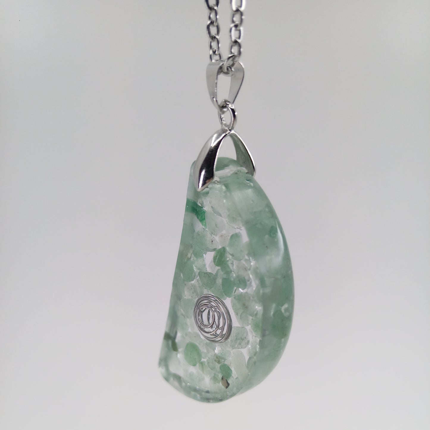 Pendentif collier d'Aventurine verte et résine. Pierre semi-précieuse de cristaux naturels. Cadeau d'anniversaire et bijou Boho fait main.