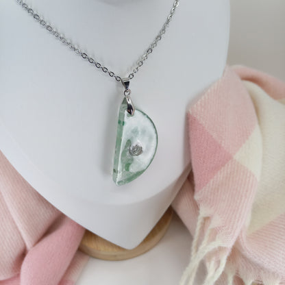 Pendentif collier d'Aventurine verte et résine. Pierre semi-précieuse de cristaux naturels. Cadeau d'anniversaire et bijou Boho fait main.