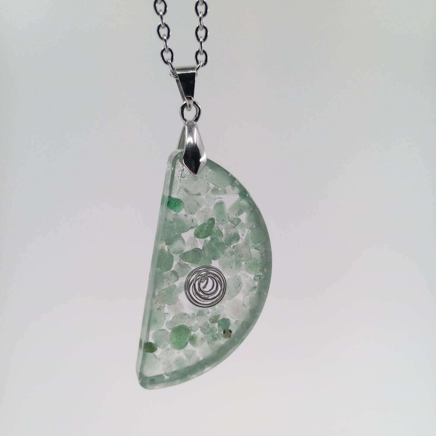 Pendentif collier d'Aventurine verte et résine. Pierre semi-précieuse de cristaux naturels. Cadeau d'anniversaire et bijou Boho fait main.