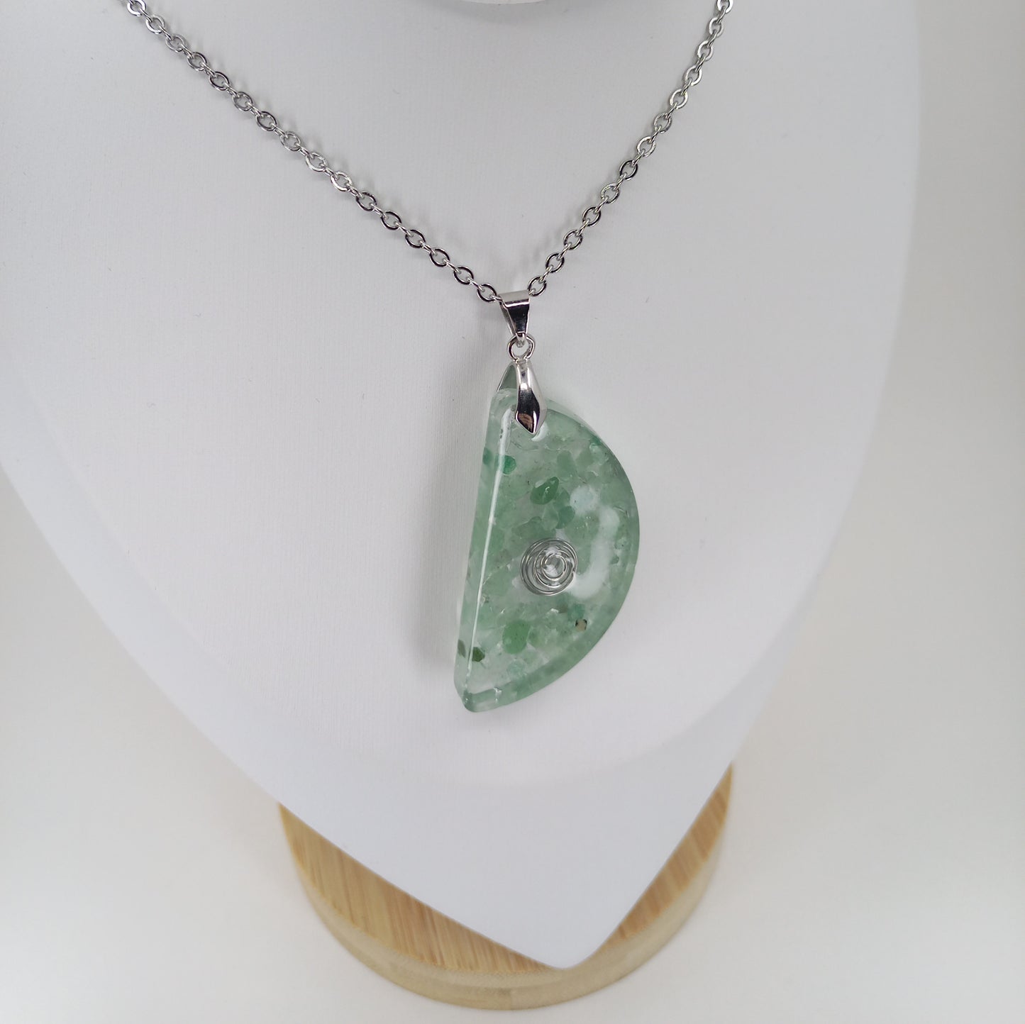 Pendentif collier d'Aventurine verte et résine. Pierre semi-précieuse de cristaux naturels. Cadeau d'anniversaire et bijou Boho fait main.