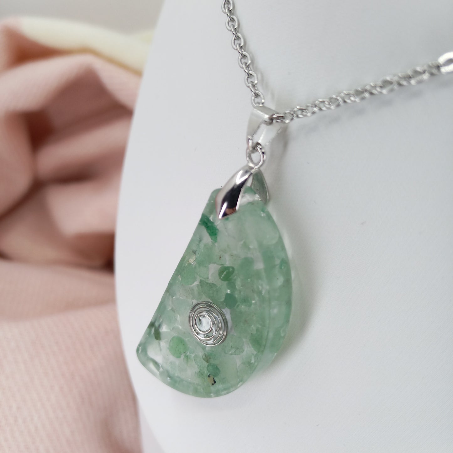 Pendentif collier d'Aventurine verte et résine. Pierre semi-précieuse de cristaux naturels. Cadeau d'anniversaire et bijou Boho fait main.