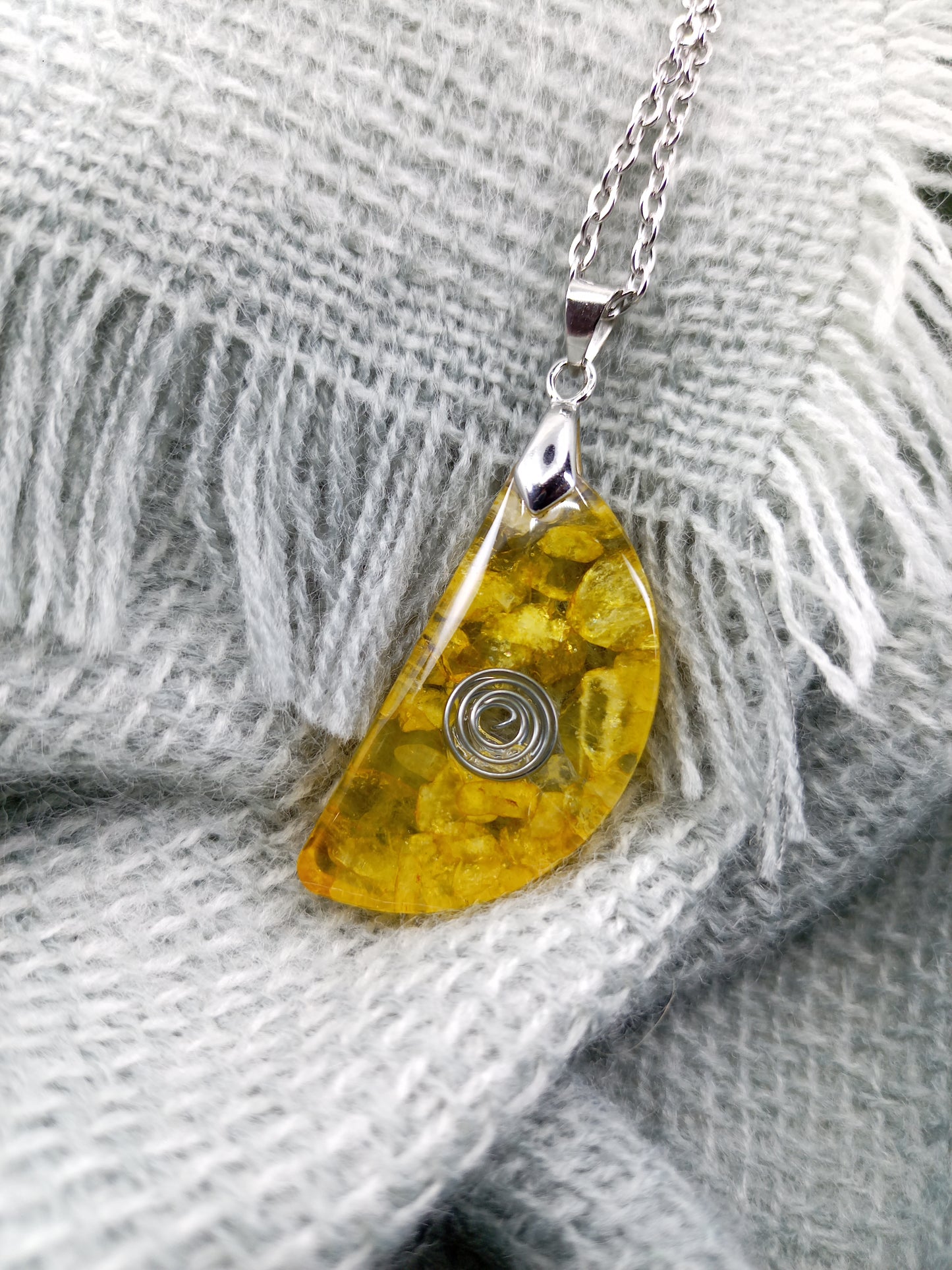 Pendentif collier de citrine jaune et résine, Pierre de naissance novembre, Cristaux naturels, Cadeau anniversaire et Bijou Boho fait main.