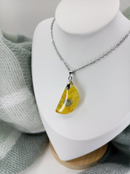 Pendentif collier de citrine jaune et résine, Pierre de naissance novembre, Cristaux naturels, Cadeau anniversaire et Bijou Boho fait main.