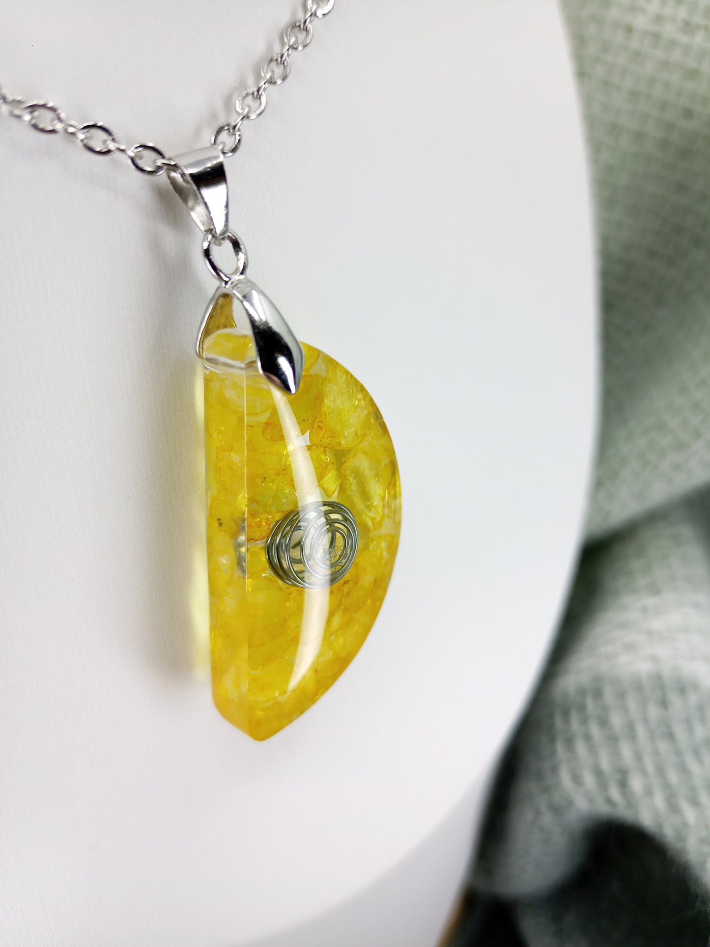 Pendentif collier de citrine jaune et résine, Pierre de naissance novembre, Cristaux naturels, Cadeau anniversaire et Bijou Boho fait main.