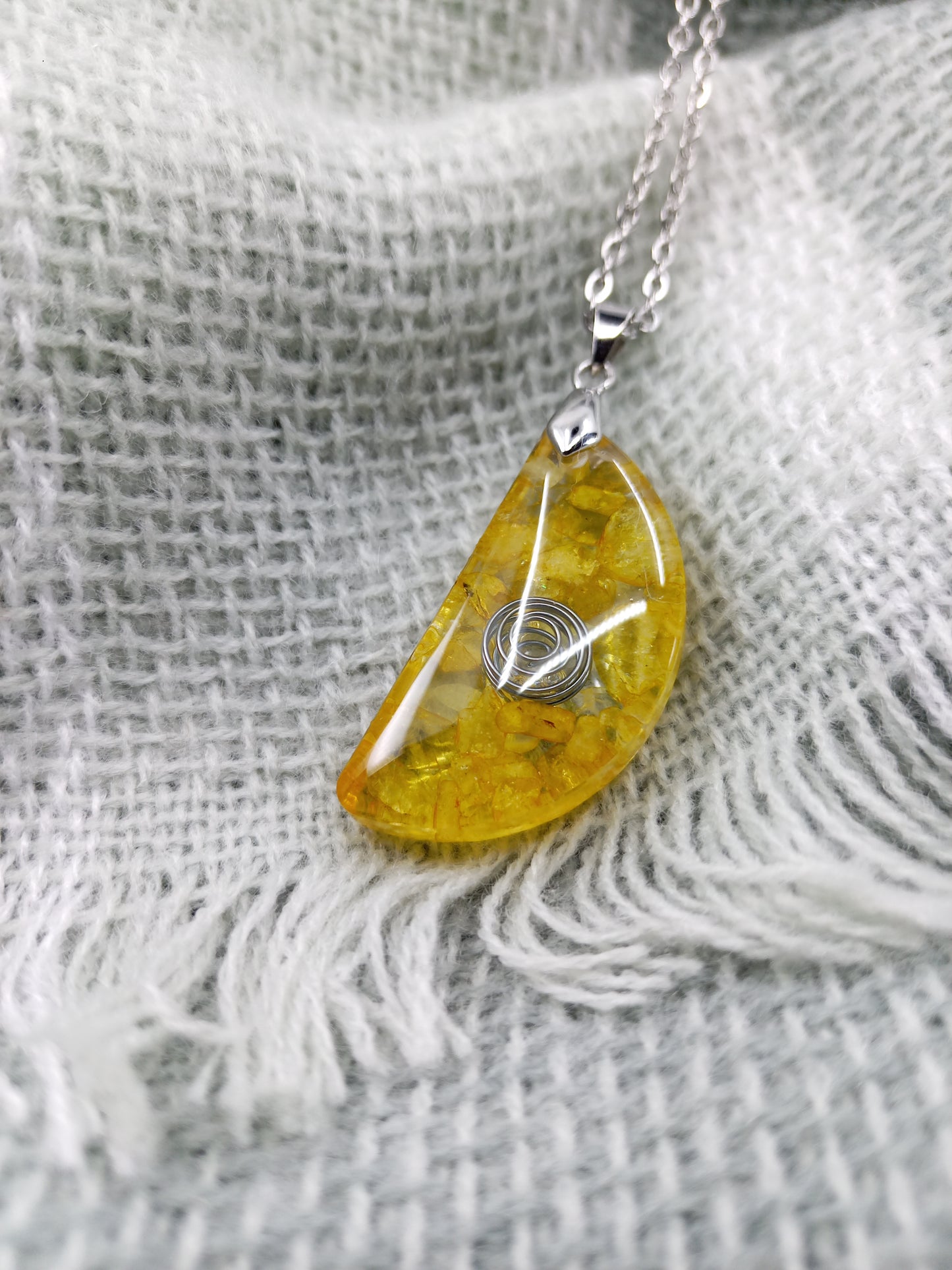 Pendentif collier de citrine jaune et résine, Pierre de naissance novembre, Cristaux naturels, Cadeau anniversaire et Bijou Boho fait main.