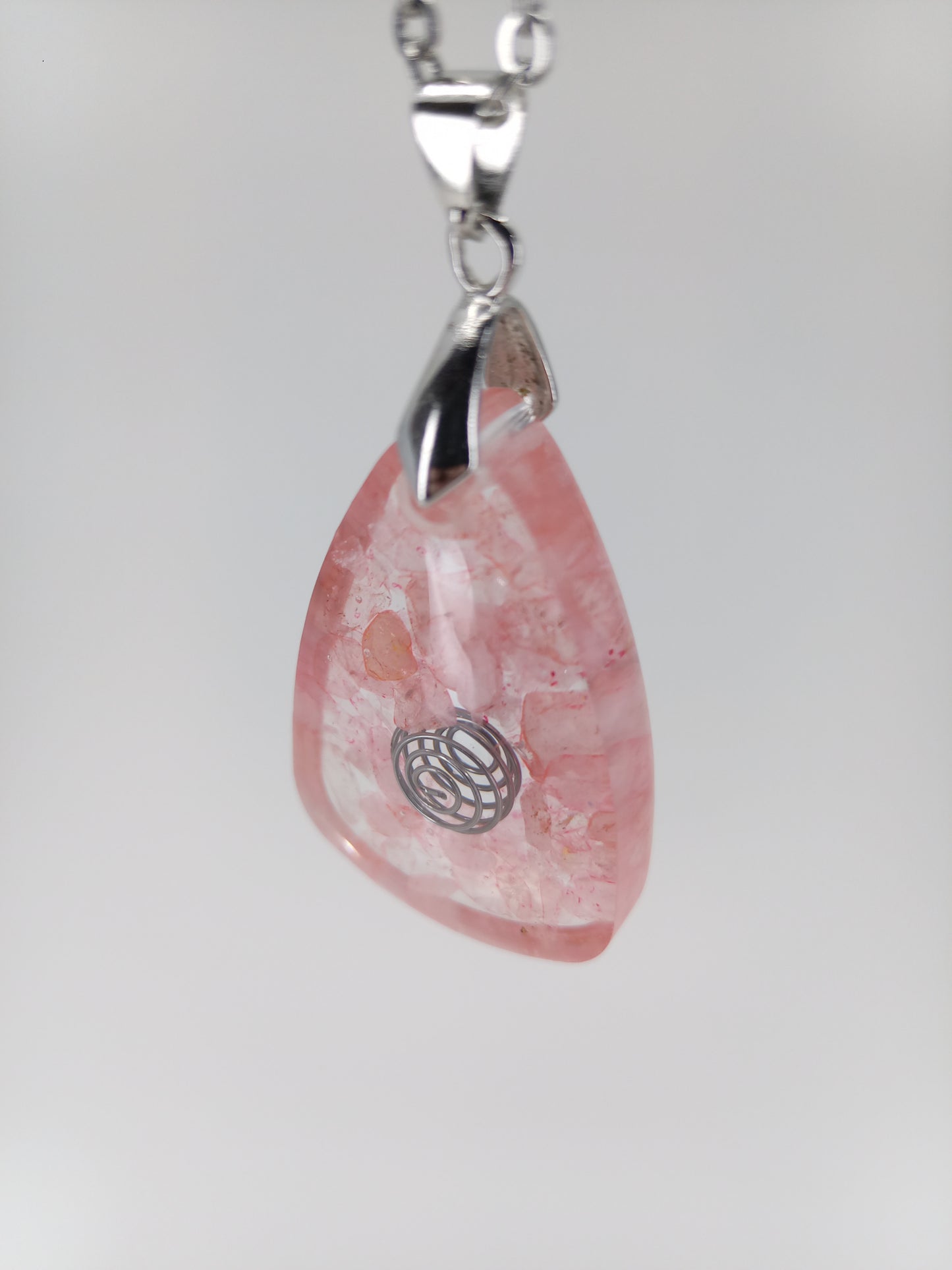 Pendentif collier de Quartz rose et résine, Pierres semi-précieuses de Cristaux naturels, Cadeau d'anniversaire et Bijou Boho fait main.