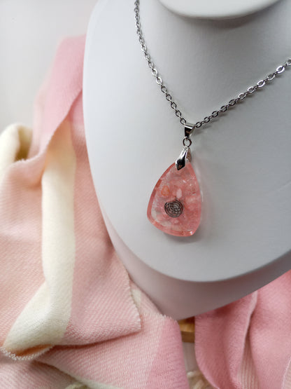 Pendentif collier de Quartz rose et résine, Pierres semi-précieuses de Cristaux naturels, Cadeau d'anniversaire et Bijou Boho fait main.