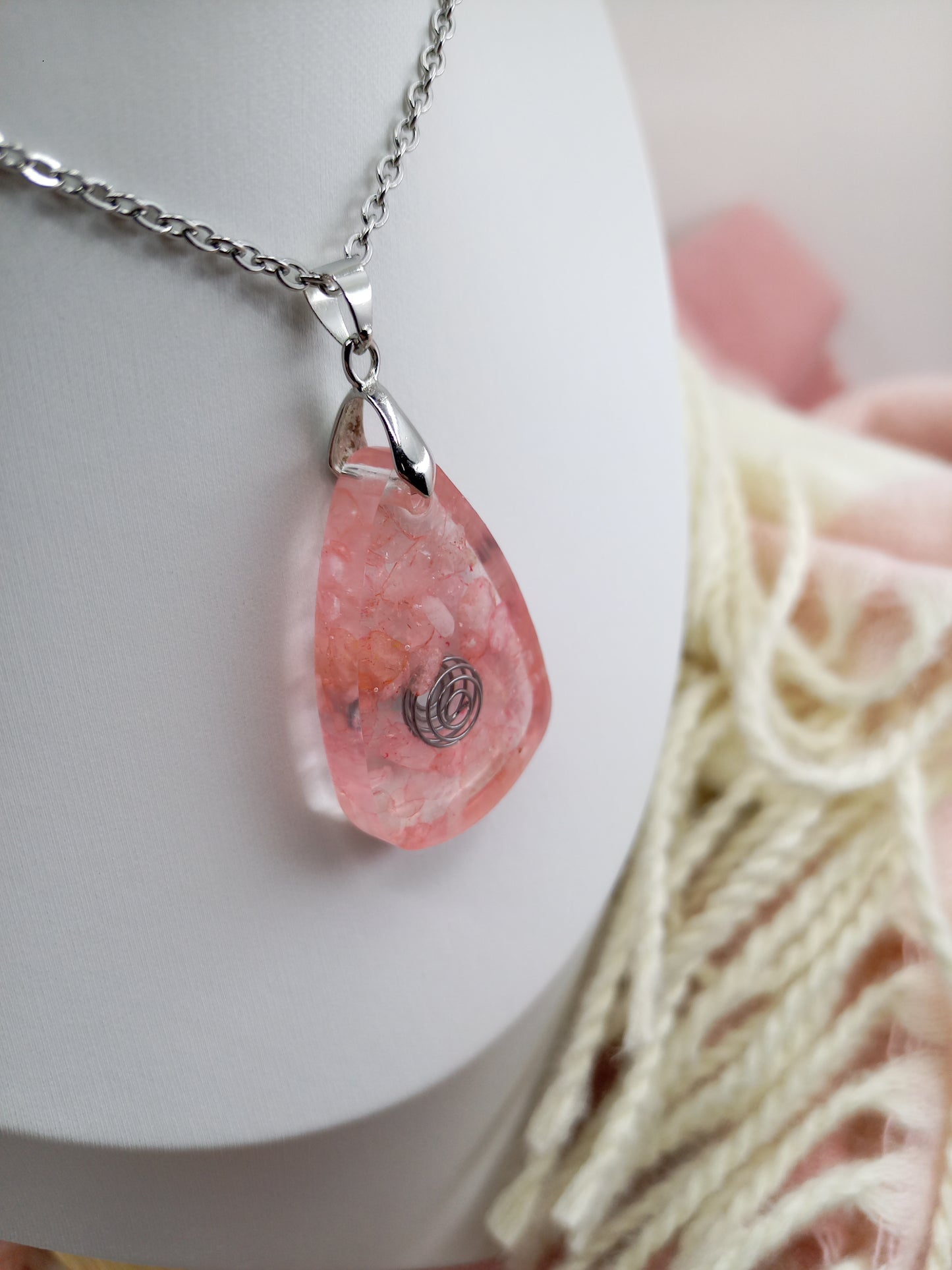 Pendentif collier de Quartz rose et résine, Pierres semi-précieuses de Cristaux naturels, Cadeau d'anniversaire et Bijou Boho fait main.