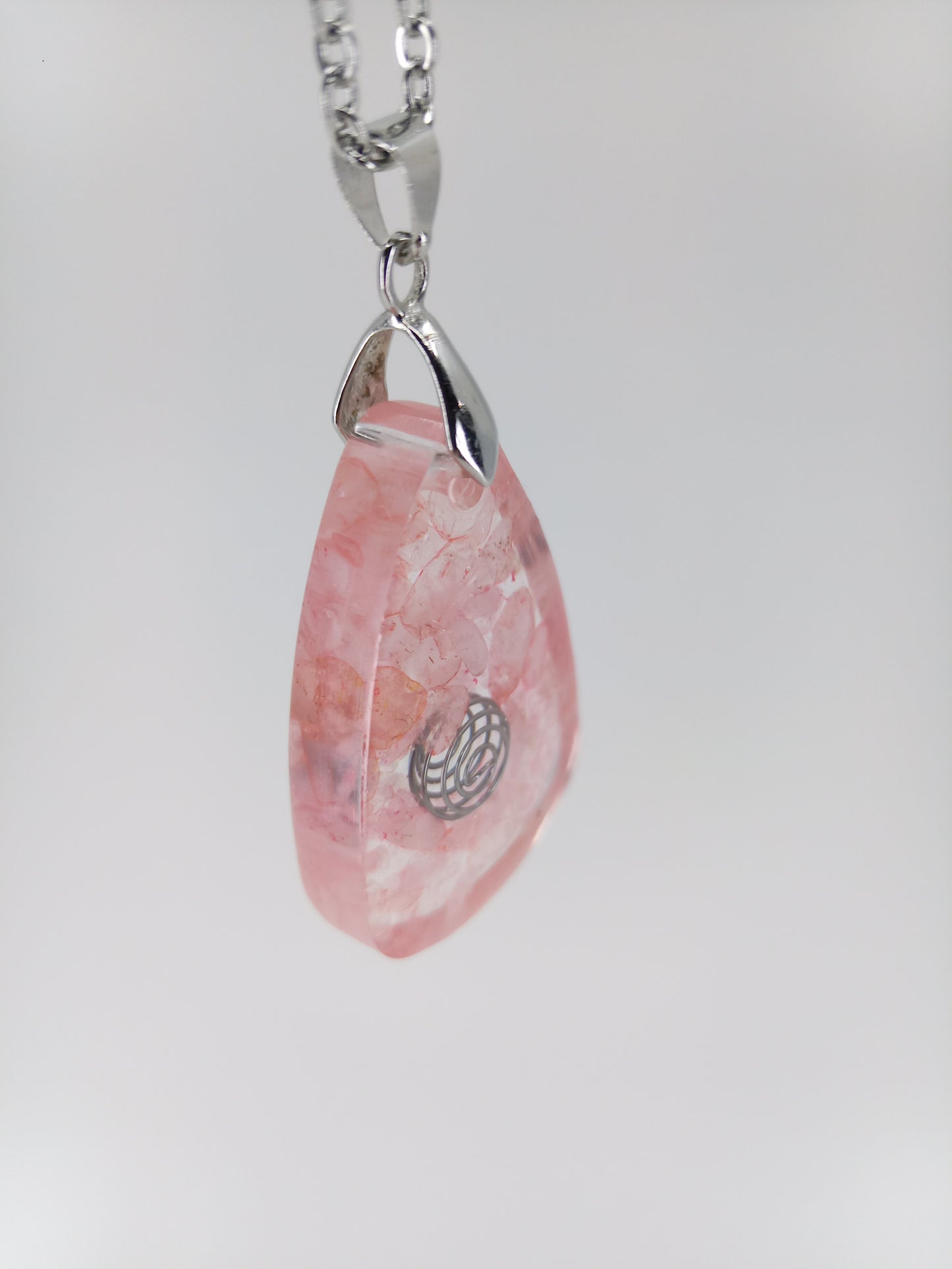 Pendentif collier de Quartz rose et résine, Pierres semi-précieuses de Cristaux naturels, Cadeau d'anniversaire et Bijou Boho fait main.