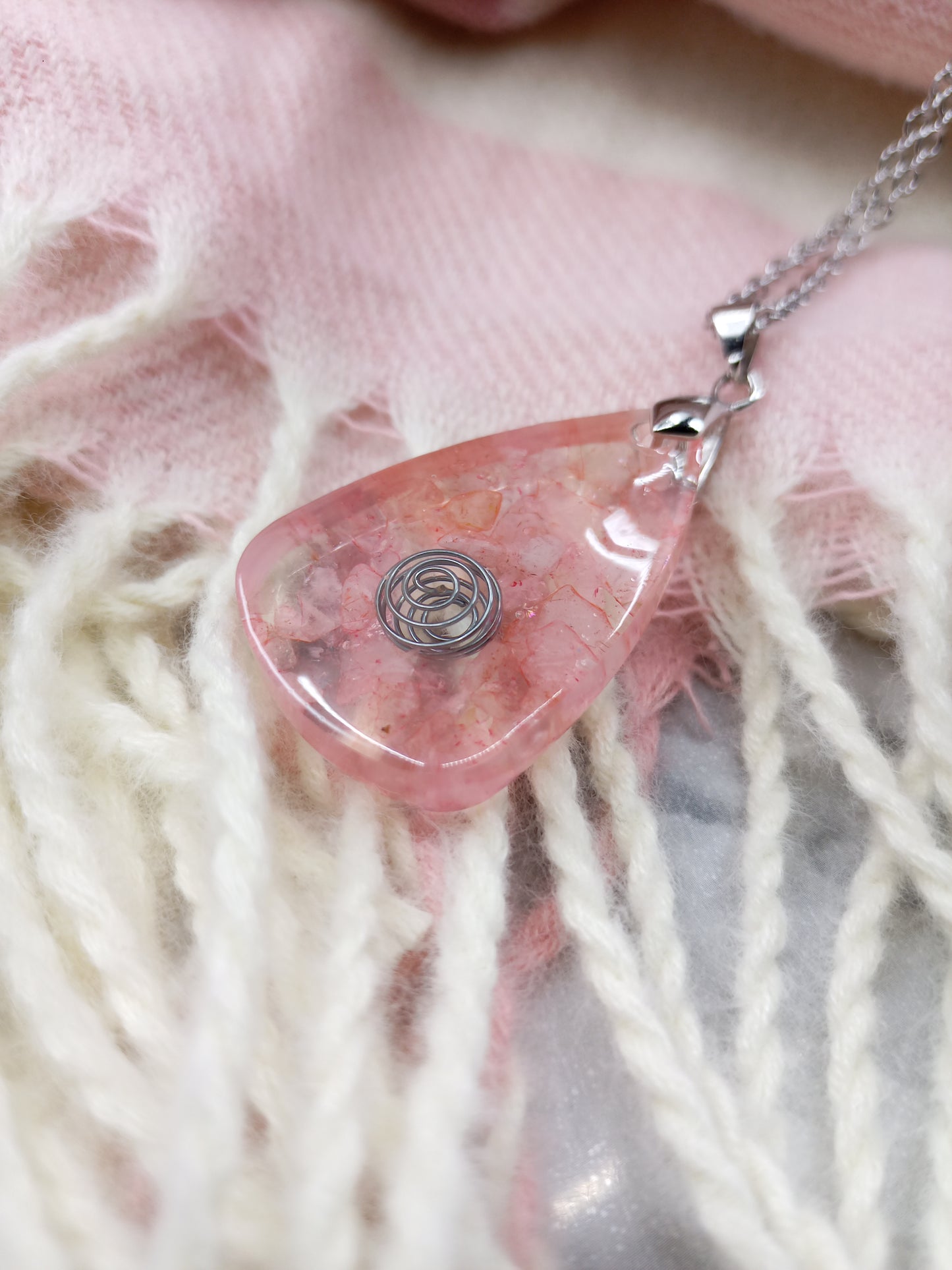 Pendentif collier de Quartz rose et résine, Pierres semi-précieuses de Cristaux naturels, Cadeau d'anniversaire et Bijou Boho fait main.