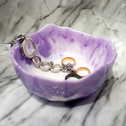 Coupelle bijoux, porte bague ou clé en résine fait main. Bol décoratif vide poche et plateau voiturier mauve. Cadeau crémaillère ou mariage.