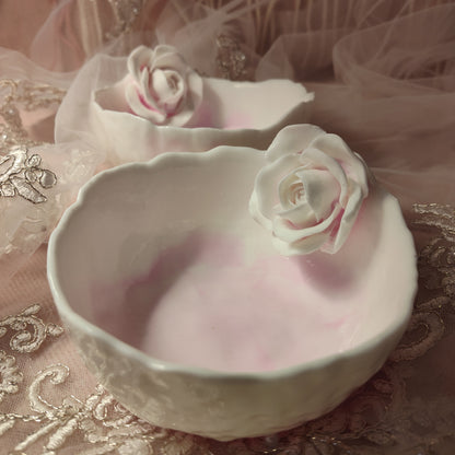 Coupelle à bijoux de mariage fait main en résine, plat alliances bagues. Cadeau fiançailles anniversaire, mariée. Bol décoratif rose blanche