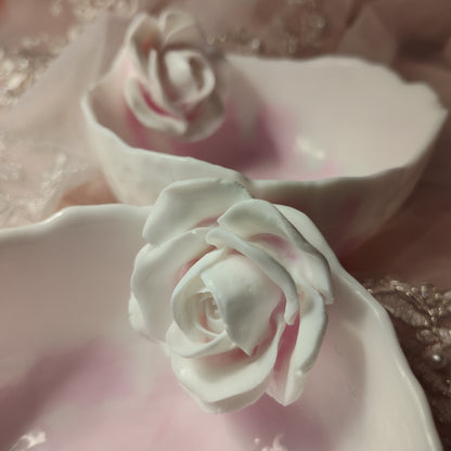 Coupelle à bijoux de mariage fait main en résine, plat alliances bagues. Cadeau fiançailles anniversaire, mariée. Bol décoratif rose blanche