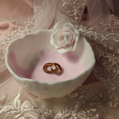 Coupelle à bijoux de mariage fait main en résine, plat alliances bagues. Cadeau fiançailles anniversaire, mariée. Bol décoratif rose blanche