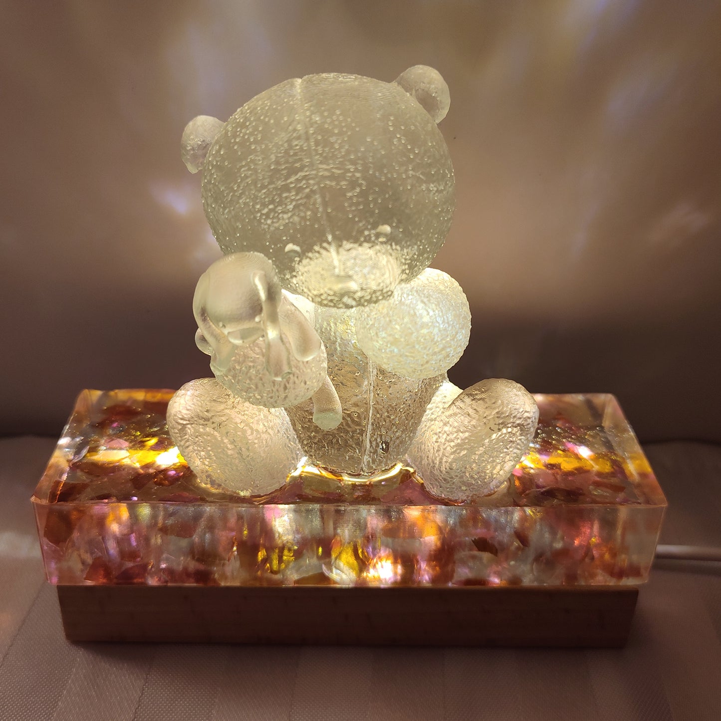 Lampe de table, lampe de chevet ourson et veilleuse de chambre enfant faite main en résine. Ours lumineux rose. Idée cadeau bébé et maman.