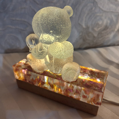 Lampe de table, lampe de chevet ourson et veilleuse de chambre enfant faite main en résine. Ours lumineux rose. Idée cadeau bébé et maman.