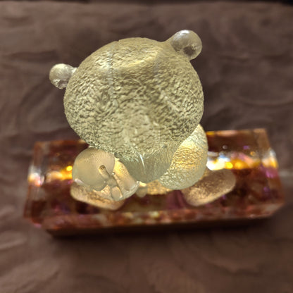 Lampe de table, lampe de chevet ourson et veilleuse de chambre enfant faite main en résine. Ours lumineux rose. Idée cadeau bébé et maman.